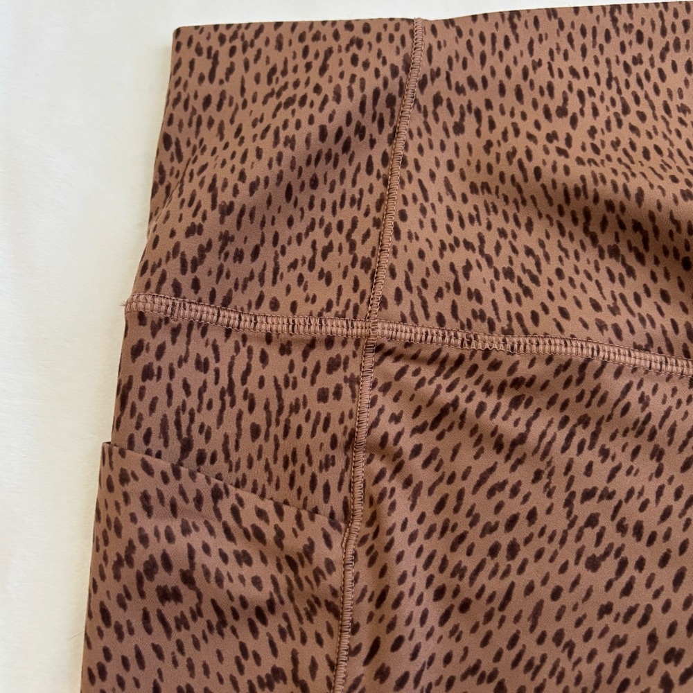 Athleta Salutation Stash Pocket 7/8 Tights Leggings Shanti Animal Beige Large - Picture 9 of 13